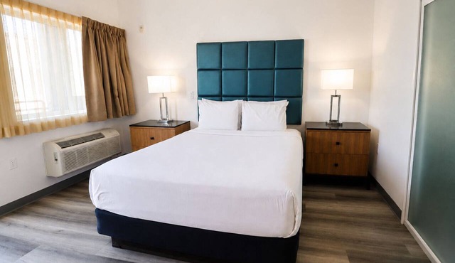 Mid-Century Modern Room in San Diego’s Arts District Near the Harbor
