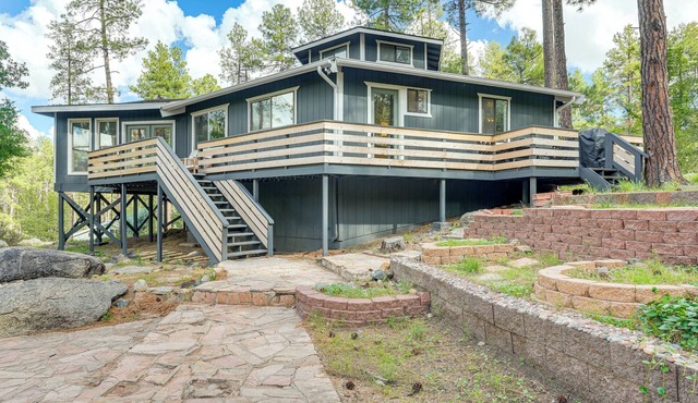 Mid-Mod Mountain Cabin Near Thumb Butte Trails!