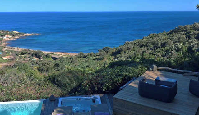 MINI VILLA 2/4 persons QUIET - CHARM - SEA VIEW - HEATED SWIMMING POOL - JACUZZI