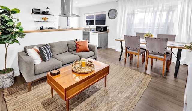 Modern 2BD w/Gated Parking, King Bed, AC, Fast Wifi, Pets+ – Near USC