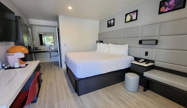 Modern Boutique Retreat | Free Parking