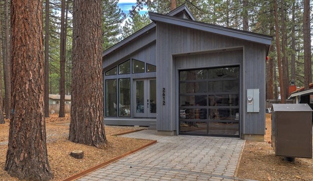 Modern Cabin, Hot Tub, AC, 5 Min to Lake