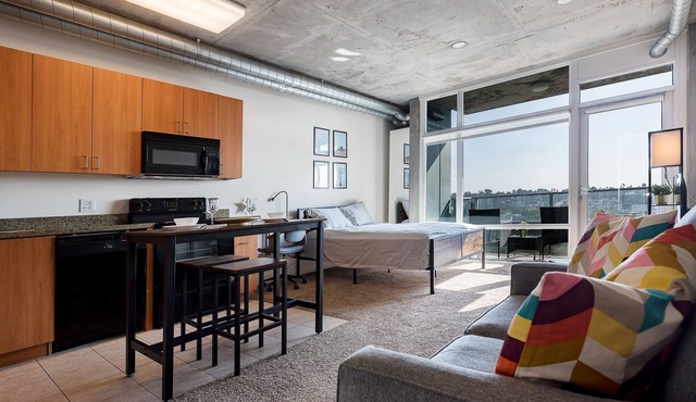 Modern High-rise Studio near Gaslamp in San Diego