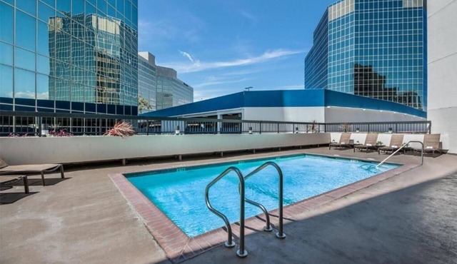 Modern King Stay Near Museums! Onsite Pool, Restaurant, Bar & Gym! Pets Welcome!