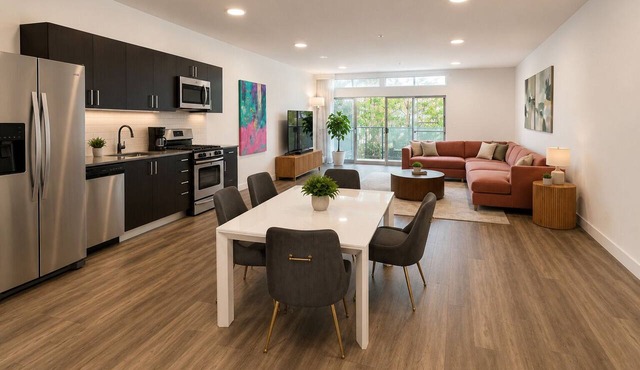 Modern Marina Del Rey 2BR Pool, Gym, Parking, Near Beach
