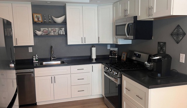 Modern, renovated, 2 bedroom duplex. Great location. Close to hospitals.