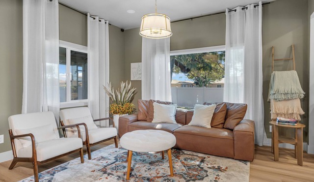 Modern Retreat Near Disneyland: Prime Location
