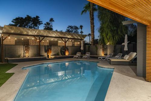 Modern Retreat with Pool Hot Tub Outdoor Kitchen