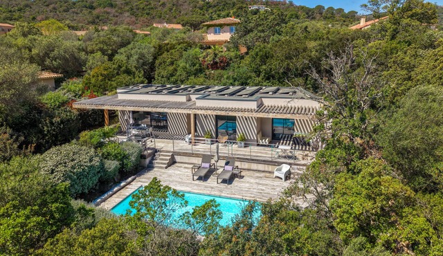 Modern villa, private heated pool, 5 minutes from beautiful Corsican beaches!
