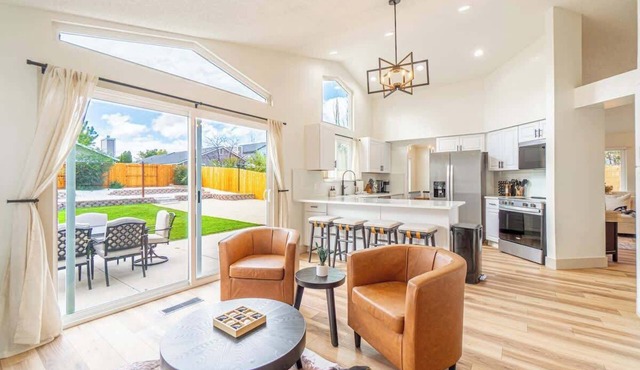Modern Western Retreat Pet Friendly 4 Bed 2 Bath