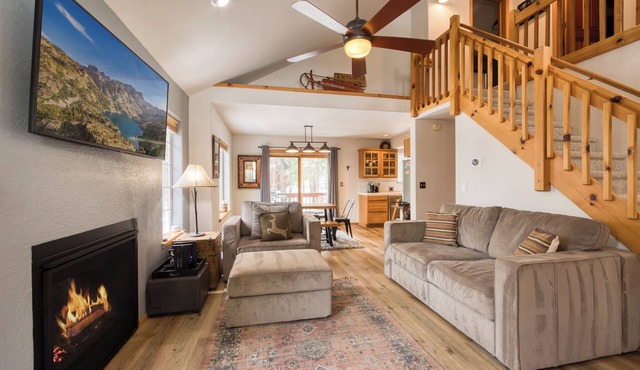 Monthly Lease - Petite Retreat by Tahoe Getaways - Pet Friendly in Tahoe Donner w Hot Tub