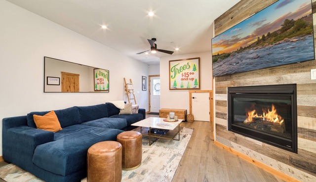 Monthly Lease - Porchlight Retreat by Tahoe Getaways, 3BR Dog Friendly in Truckee