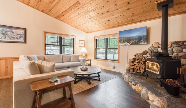 Monthly Lease - Sweet Retreat at Tahoe Donner by Tahoe GetawaysPet Friendly w/HOA