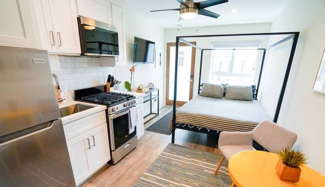 MONTHLY STAY DISCOUNTS! Modern Luxury Studio Pool BBQ Beach