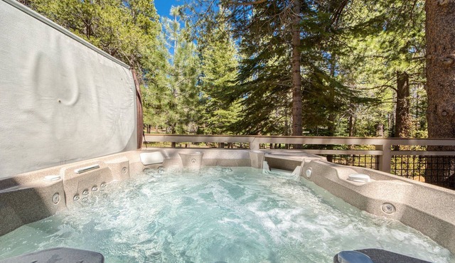 Mountain Jewel by Tahoe Getaways- 4 BR in Tahoe Donner - Hot tub + A/C