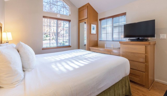 Napa Valley Retreat! Outdoor Swimming Pool, Free Parking!