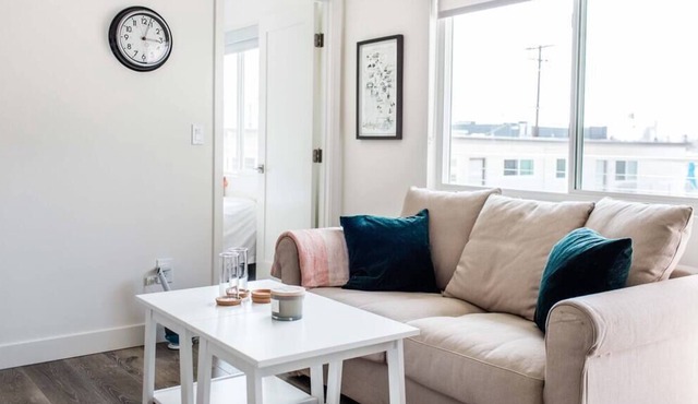 Near Beach, Food, Coffee / Pool BBQ / Washer Dryer in Unit