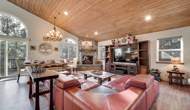 Near Downhill Ski Resort! Hot Tub Haven in Truckee