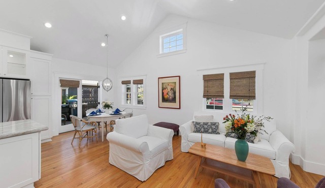 New, 3 Bed, 2 Bath, Walk to Bars, Food, Shops, Luxury Home, Large TV's. Comfy!