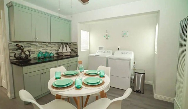 NEW*Beach-house vibe Mins from downtown+beach+mall