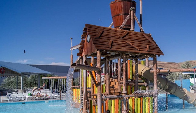 NEW Chic 2BR Stay With Heated Pool Gym Mini Golf