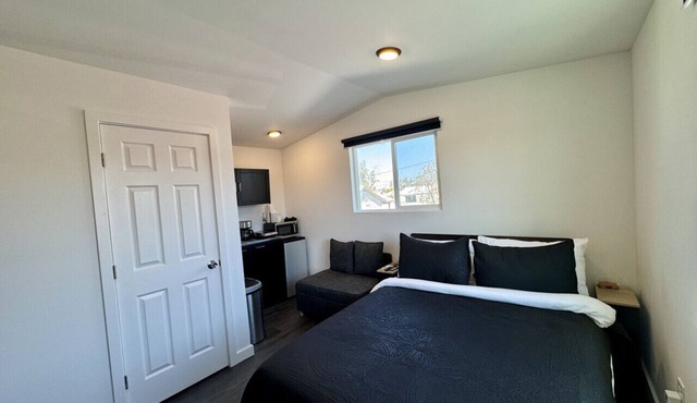 New City Loft Cozy With Backyard Unit C