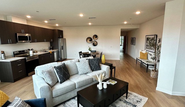 New, extra spacious, luxurious, private with king bed, parking & workspace