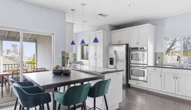 New Golden Hill Family Retreat Views + Chef’s Kitchen