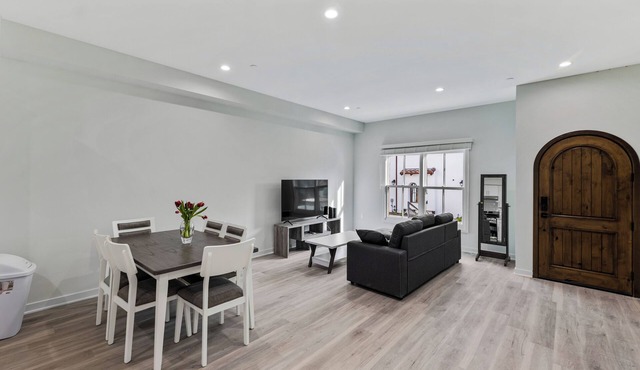 New Modern 3B/3.5B Townhome with Private Parking in Pasadena