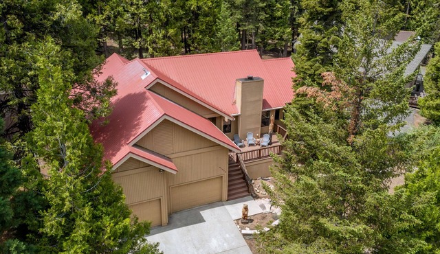 *NEW* Pine Grove Hideaway - family friendly only 1.5 Miles to the lake