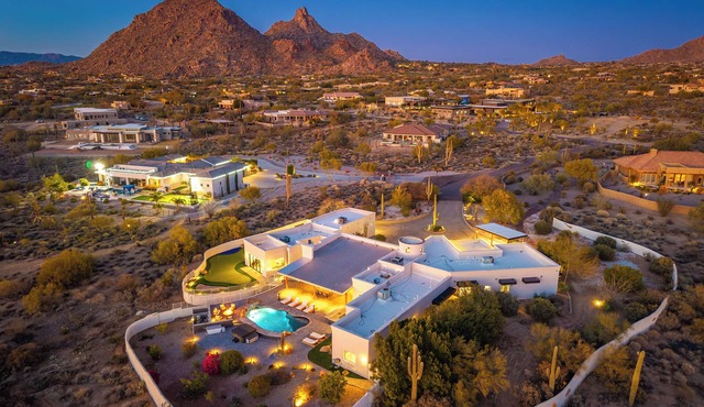 NEW SWSS 8BR Desert‑Modern Estate | Pool, Hot Tub, Golf Simulator, Cold Plunge, Putting Green
