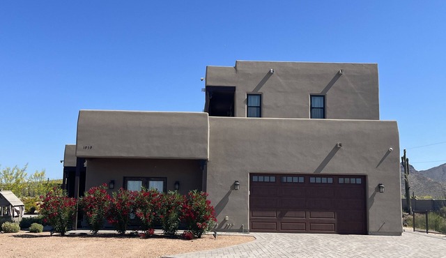 Newly built upper level casita with heated pool, Jacuzzi and state park views!