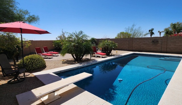 Newly Remodeled Beautiful Home and Large Sparkling Pool, New Hot Tub & Game Room