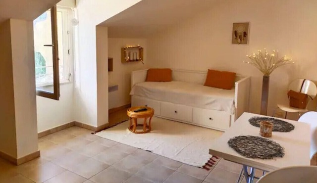 Nice trendy studio- Chateaurenard in a quiet