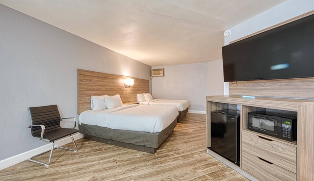 Non-Smoking 3 Queen Beds Suite