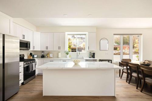 Ocean Beach Getaway with Peek Views