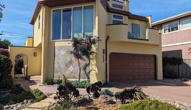 Oceanfront Bliss: Modern Family Retreat Steps from Seacliff Beach – Book Now!
