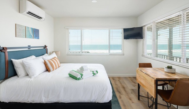 Oceanfront Corner Studio with Cal King (306)