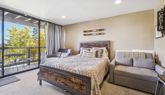 On-Site Skiing: Truckee Studio w/Balcony