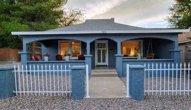 One Block Walk to Old Town - Historical Bungalow
