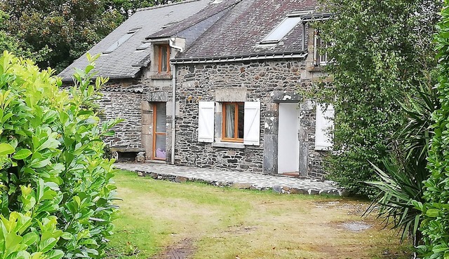 Open plan Breton cottage - nr Lac du Guerledan in Sainte-Brigitte