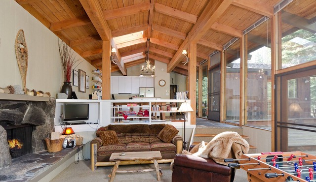 Palisades Tahoe/Olympic Valley- 3 BDR Magical Creekside Cabin with Hot Tub