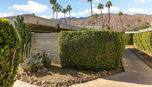 Palm Springs Hideaway: Private ground level condo with pool, hot tub, sauna & fitness center!