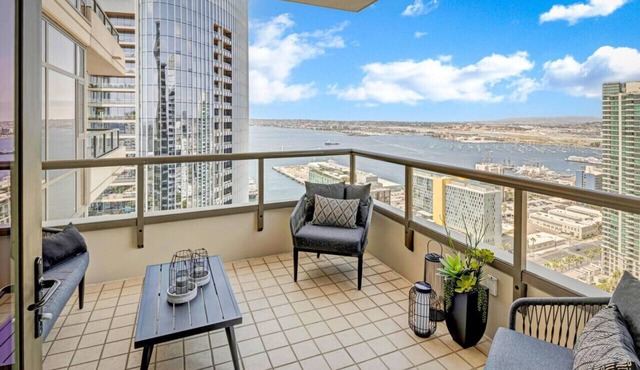 Panoramic Bay & City Views *2BR*Pool*Gym*Parking