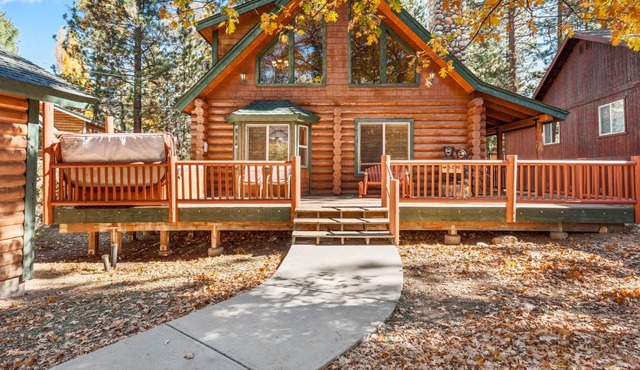 Papa Bear's Hideout - Dream Getaway with Hot Tub and Game Room! cabin