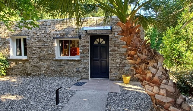 Pavillon en Pierre Isolé Dans un Écrin de Verdure Avec vue sur mer