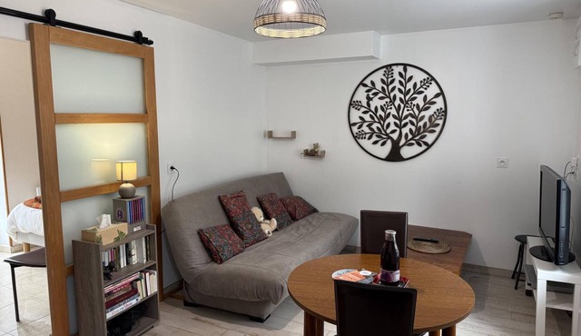 Peaceful cottage, parking, pets allowed