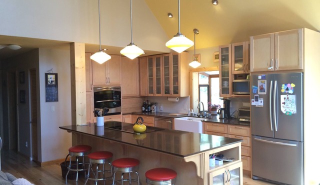 Peaceful Tahoe Donner 3 BR/3 BA Home with private Hot Tub and Sauna, EV Charging