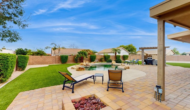 Peoria Paradise: Poolside Vibes & Family Good Times. Spacious Backyard with Pool