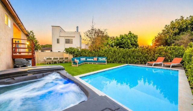 Perfect for Families,Pool,Jacuzzi,Large Back Yard!